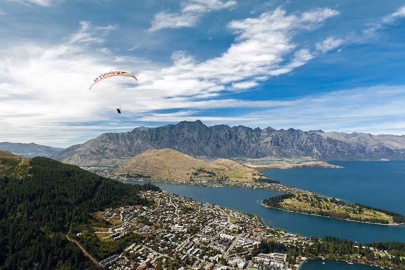 Parachute au dessus du Lac Wakatipu -  Queenstown - Nouvelle-Zélande