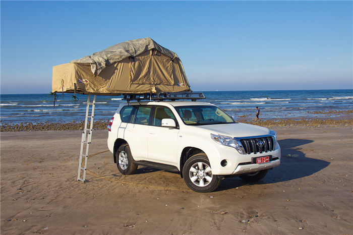 En 4x4 avec tente sur le toit - Oman