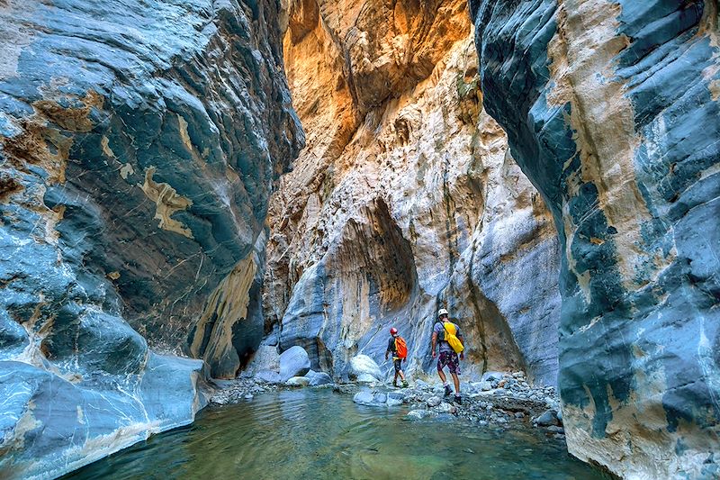 Un circuit multi-activités au sultanat d'Oman : randonnée, canyoning, via ferrata, désert et snorkeling.