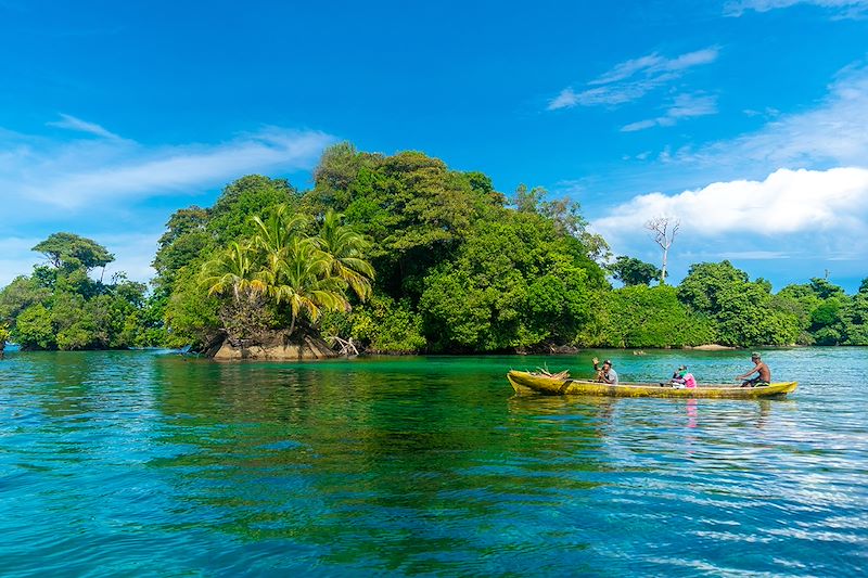 Pêcheurs en pirogue au Panama