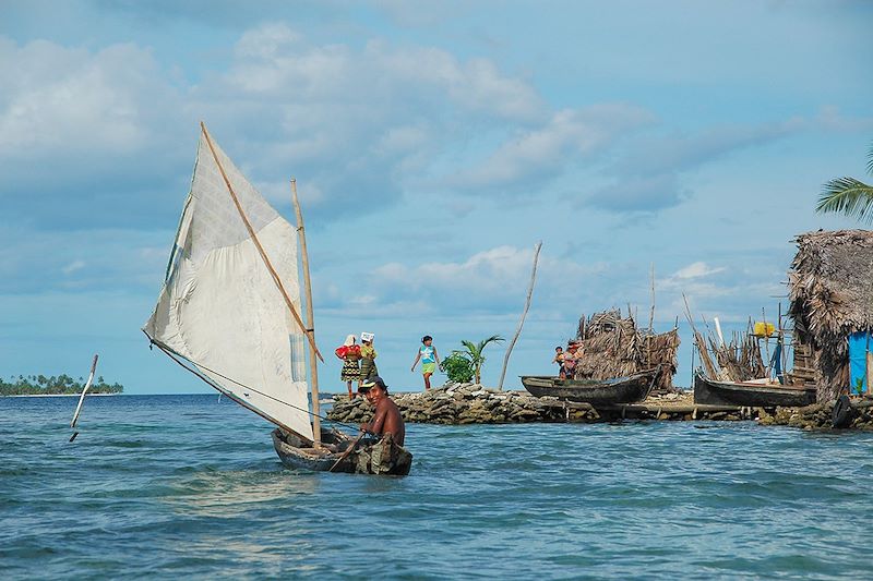 Habitants de l'archipel San Blas et leurs bateaux - Panama