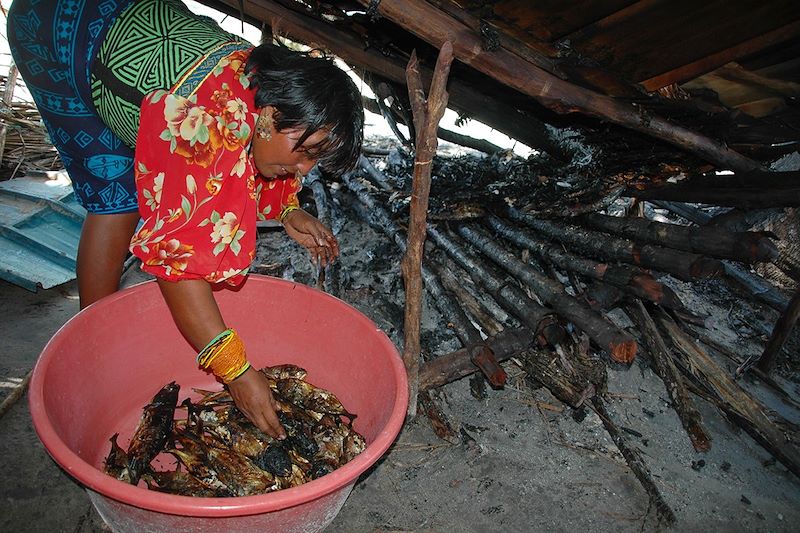 Femme Kuna préparant le repas - Archipel San Blas - Panama