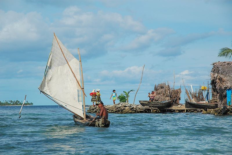 Habitants de l'archipel San Blas et leurs bateaux - Panama
