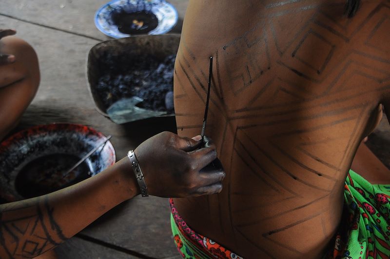Séance de tatouage Jagua chez des Indiens Emberà - Darién - Panama