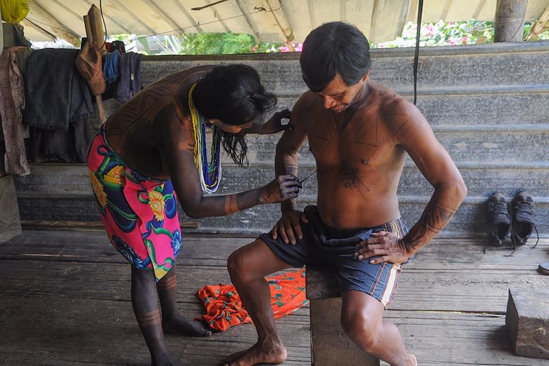 Séance de tatouage Jagua chez des Indiens Emberà - Darién - Panama