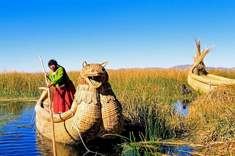 Bateau traditionnel en roseau sur le lac Titicaca - Pérou