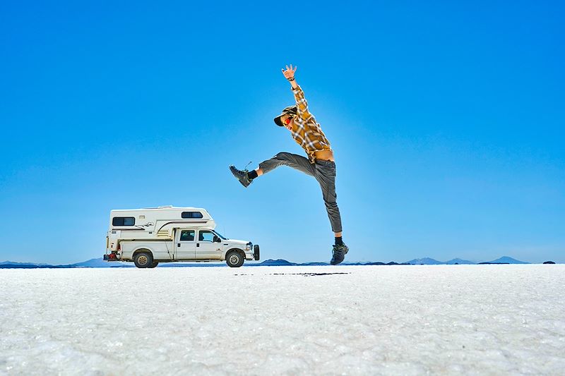 Enfant sautant- Salar d'Uyuni - Bolivie