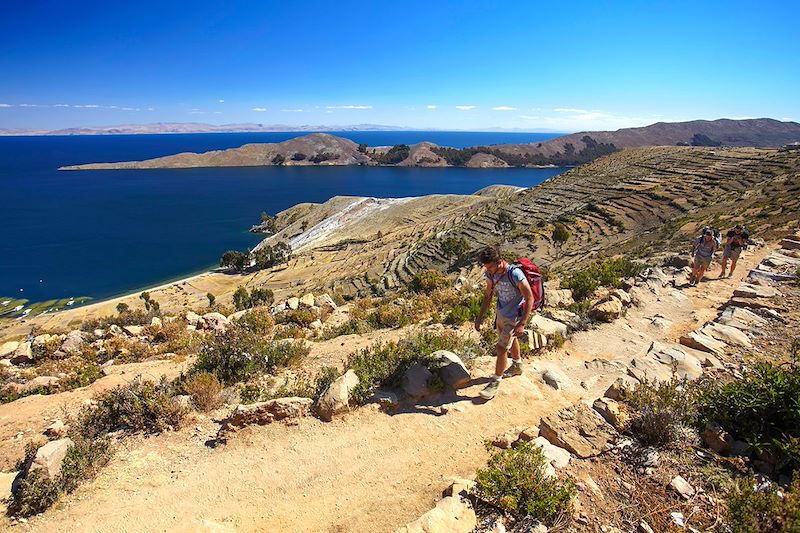 Randonneurs sur le lac Titicaca