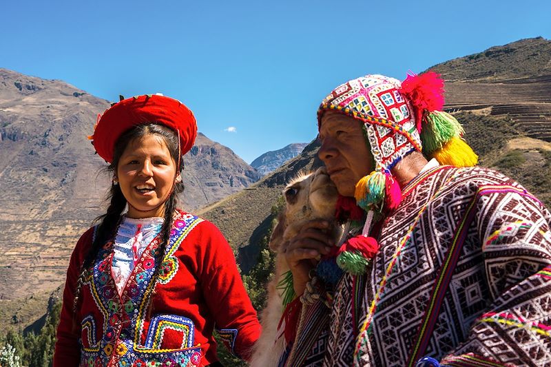 Péruviens et leur lama dans la Vallée Sacrée - Région de Cusco - Pérou