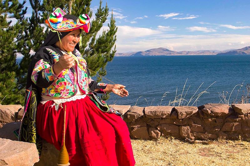 Tisseuse à Llachon - Capachica sur le Lac Titicaca - Pérou