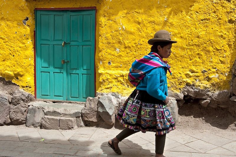 Indienne quechua se rendant au marché - Písac - Pérou