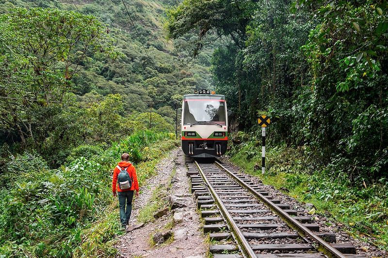 Randonnée en direction d'Aguas Calientes le long de l'ancien chemin de fer - Pérou
