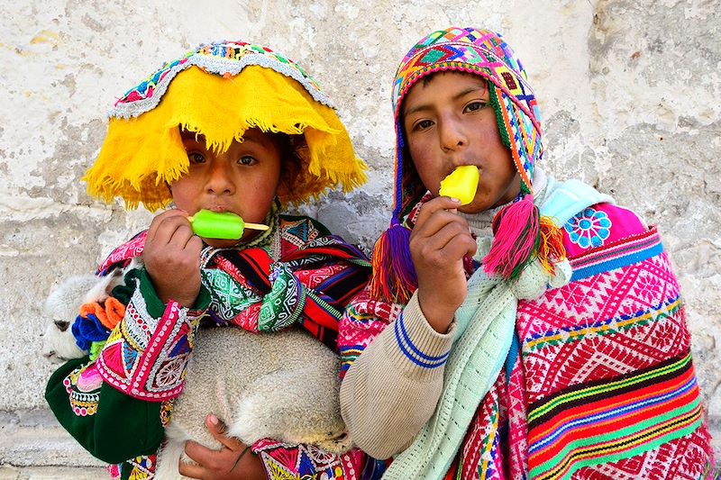 Aventures en famille de l'Amazonie à la Vallée Sacrée des Incas, via le montagne "arc-en-ciel" et les îles du Titicaca !
