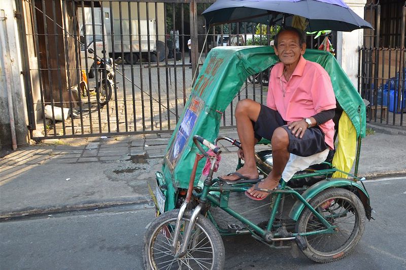 Homme sur un tricyle dans les rues de Manille - Région Capitale Nationale - Luçon - Philippines