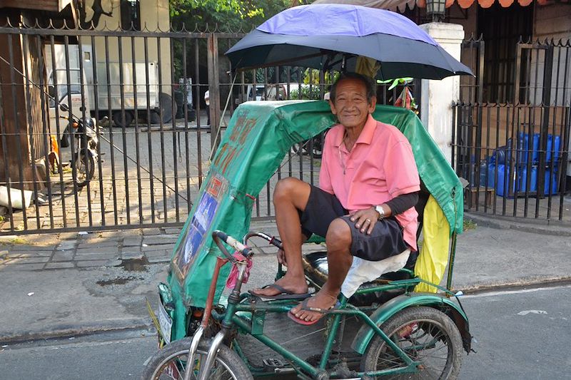 Homme sur un tricyle dans les rues de Manille - Région Capitale Nationale - Luçon - Philippines