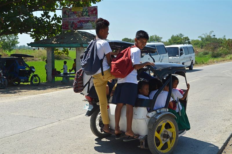 Écoliers dans un tricycle - Luçon - Philippines