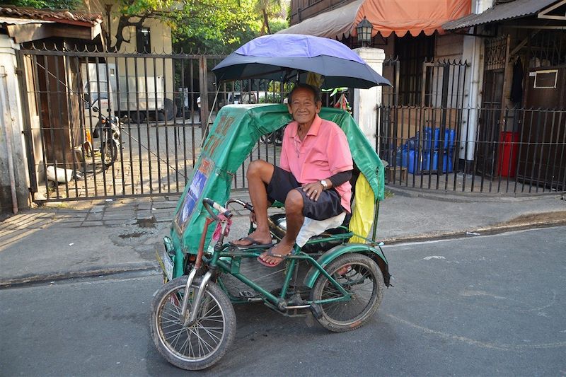 Homme sur un tricyle dans les rues de Manille - Région Capitale Nationale - Luçon - Philippines