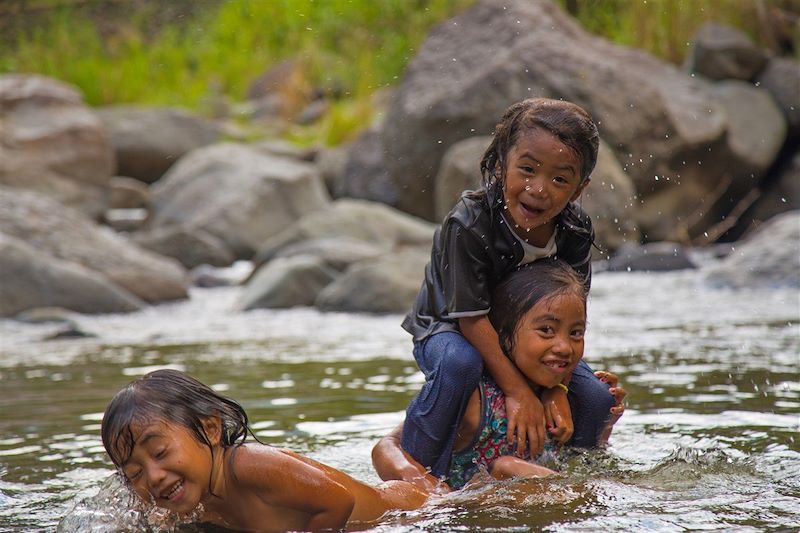 Filles jouant dans une rivière - Cambulo - Philippines