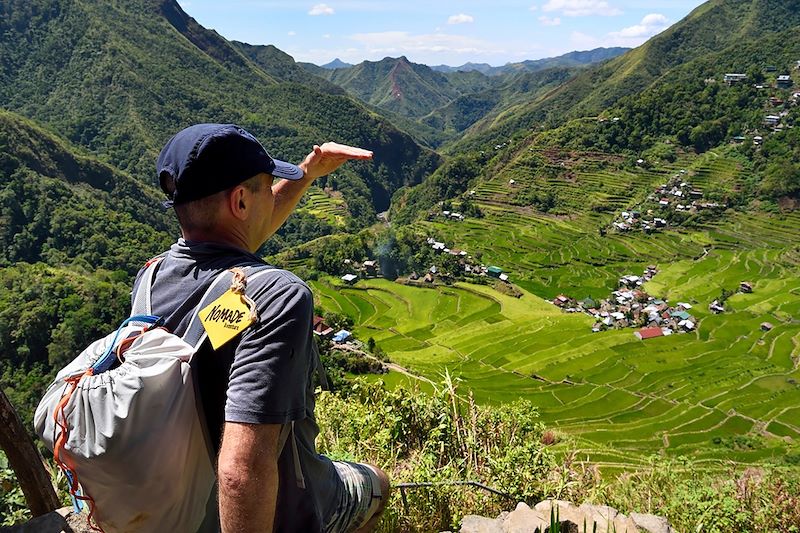 Randonneur surplombant les rizières de Banaue - Province d'Ifugao - Ile de Luzon - Philippines