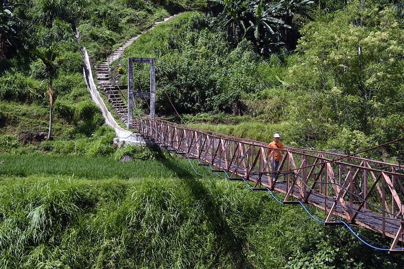 Pont suspendu à la sortie de Banaue - Province d'Ifugao - Ile de Luzon - Philippines