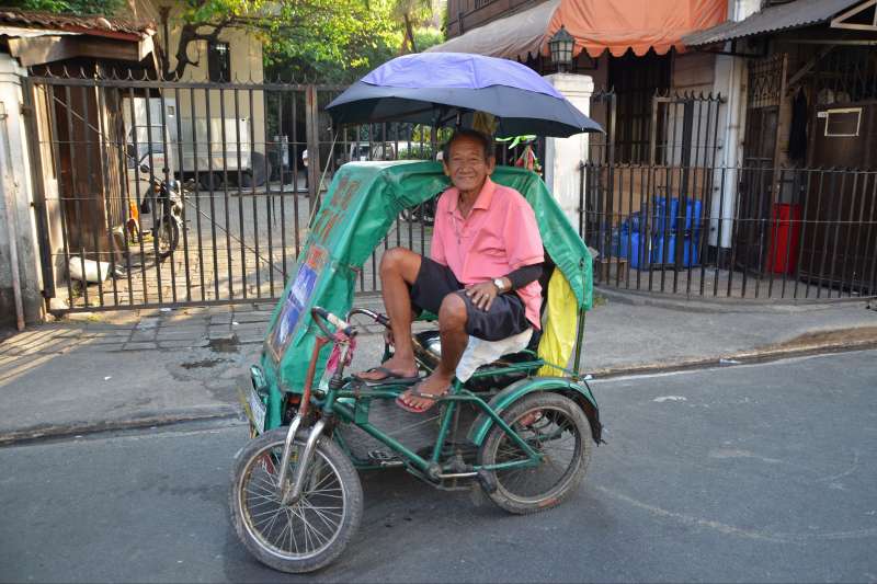 Homme sur un tricyle dans les rues de Manille - Région Capitale Nationale - Luçon - Philippines