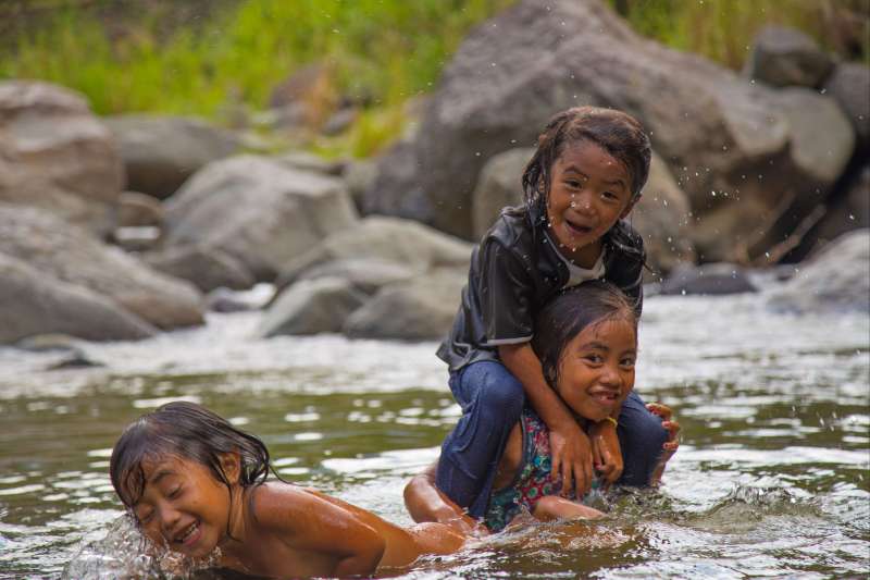 Filles jouant dans une rivière - Cambulo - Philippines