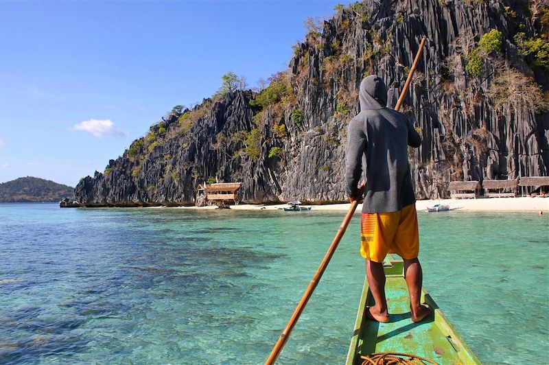 Piroguier à l'île Coron - Îles Calamian - Province de Palawan - Région de MIMAROPA - Philippines