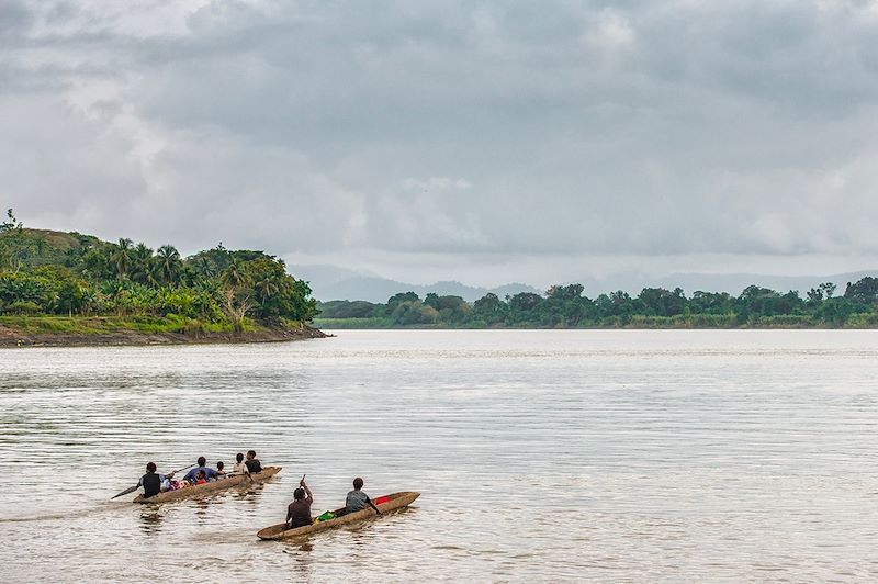 En pirogue sur le fleuve Sepik - Papouasie-Nouvelle-Guinée