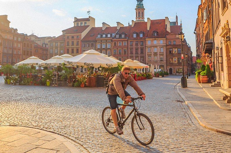 Cycliste sur la place de la vieille ville - Varsovie - Pologne