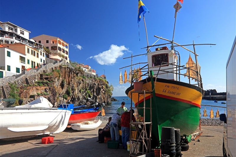 Bateau dans le port de Camara de Lobos - Madère - Portugal