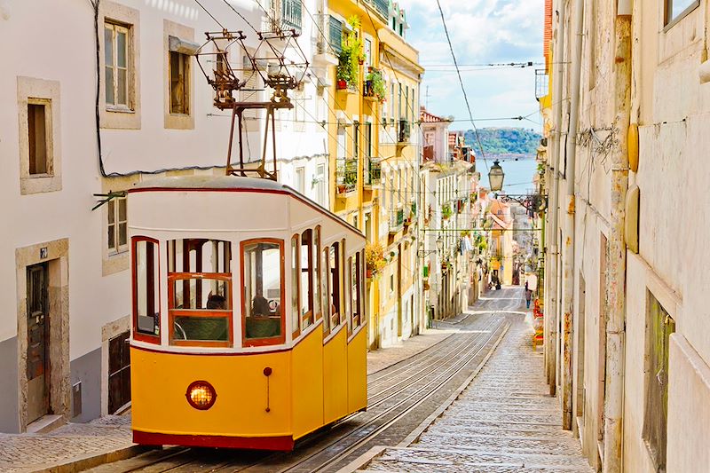 Tramway dans le quartier Bairro Alto - Lisbonne