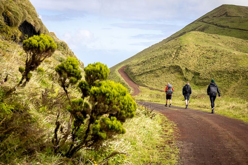 Randonneurs sur l'île de São Jorge - Açores - Portugal