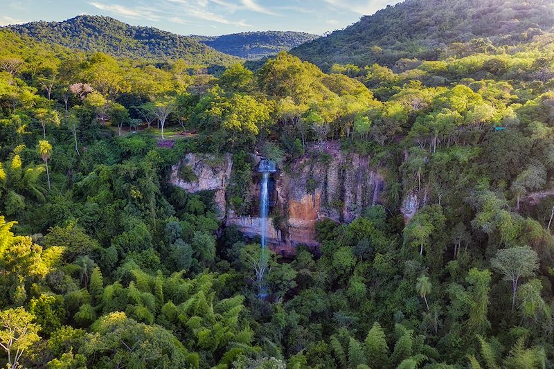Des chutes d’Iguaçu aux forêts d’Ybytyruzú, des cascades d’Ybycuí aux rives du Manduvirá, jusqu’aux steppes sauvages du Chaco.