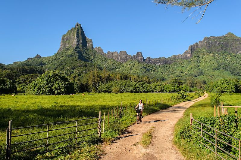 A vélo sur l'île de Moorea, vue sur le mont Rotui - Polynésie