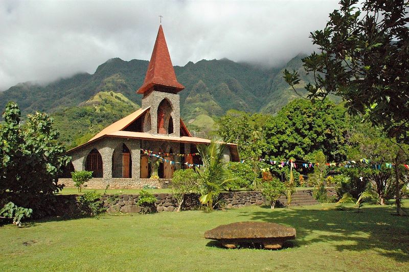 Vue de l'église moderne de Tahuata - Les Marquises - Polynésie
