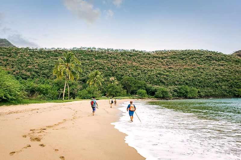 Randonneurs sur une plage de Nuku Hiva - Polynésie française