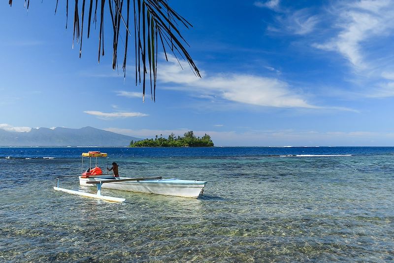 Motu et pirogue à Moorea - Polynésie