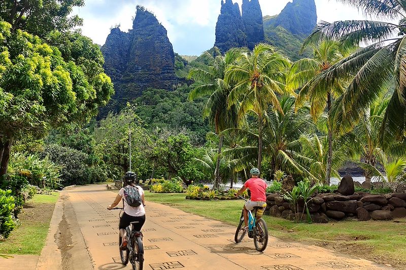 Cyclistes à Nuku Hiva - Archipel des Marquises - Polynésie française