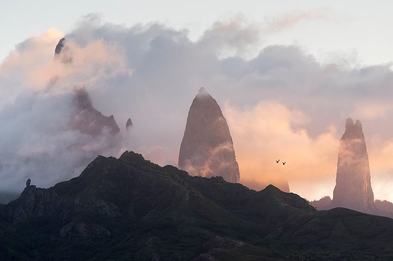 Coucher de soleil sur les pics de Ua Pou - Hakahau - Archipel des Marquises - Polynésie française, 