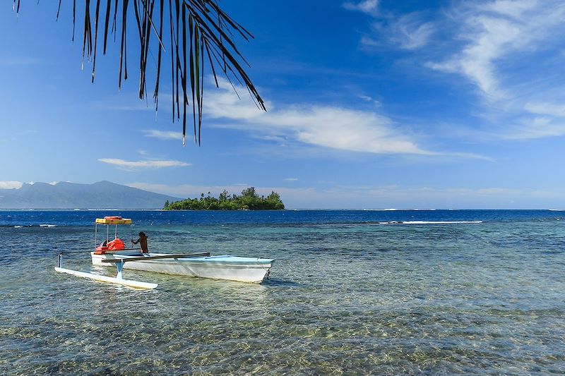 Motu et pirogue à Moorea - Polynésie