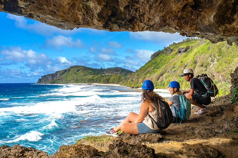 Randonneurs visitant la grotte 