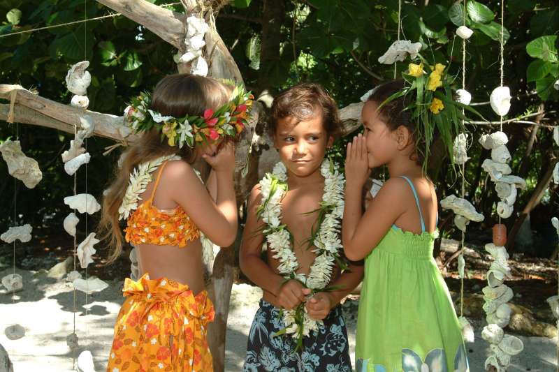Enfants sur une plage de Tahiti - Polynésie française