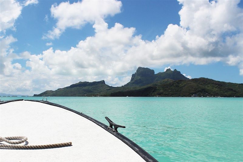 Île de Bora-Bora vue d'un bateau - Polynésie française