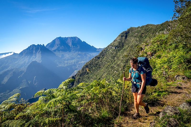 Randonneuse dans le cirque de Mafate - île de la Réunion