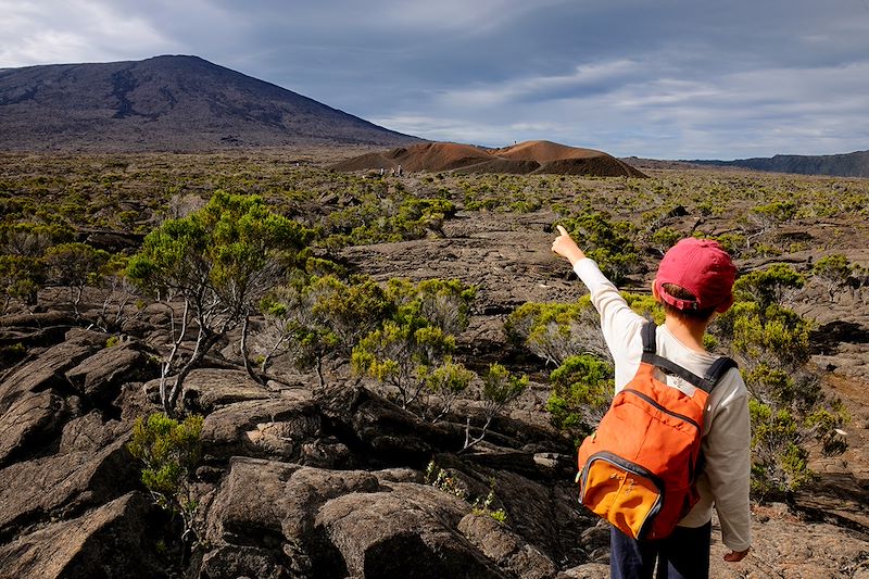 Enfant pointant du doigt le Formica Leo et Dolomieu - Piton de la Fournaise - Île de la Réunion