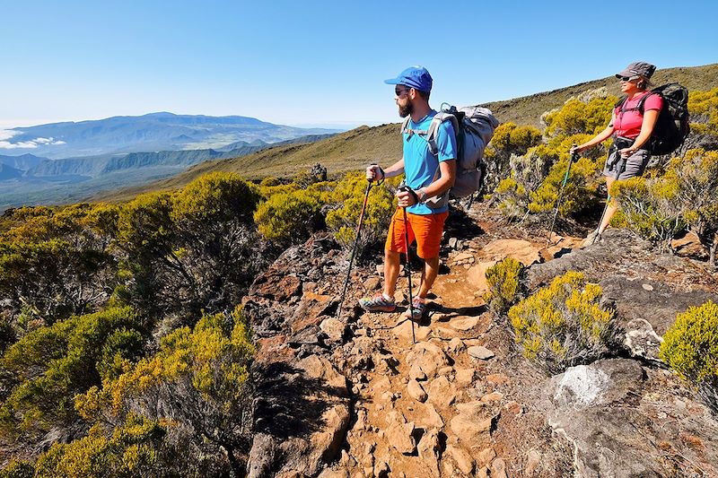 Vue sur le Piton de la Fournaise depuis le sentier menant à Caverne Dufour - Île de la Réunion