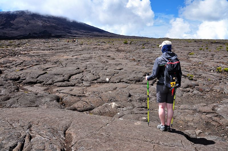 Randonneur au Piton de la Fournaise - Île de la Réunion