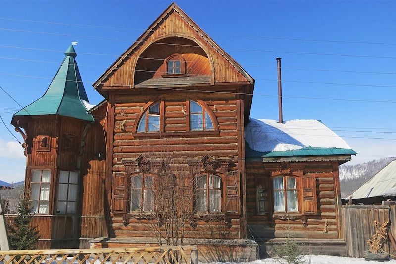 Vieille maison en bois entre Oust Bargouzine et Oulan Oude - Sibérie - Russie