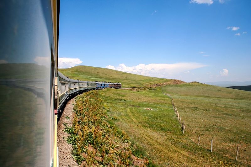 Le Transsibérien dans la steppe mongole