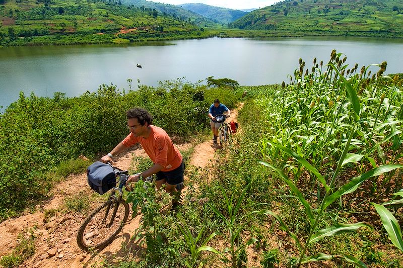 Cyclistes autour d'un lac - Rwanda